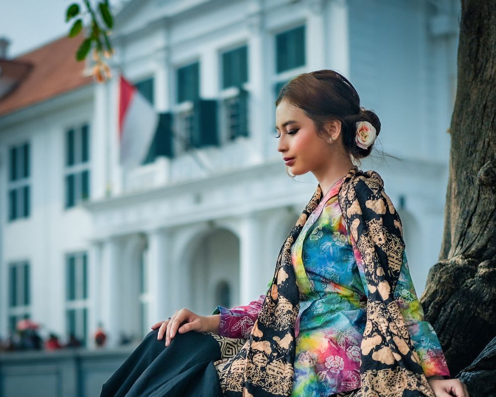 Karakter berbusana batik kebaya