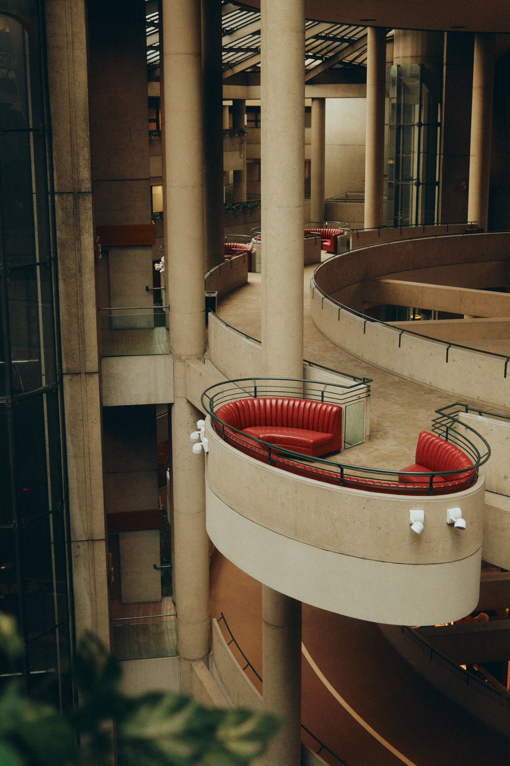 Interior arsitektur dengan sorot cahaya